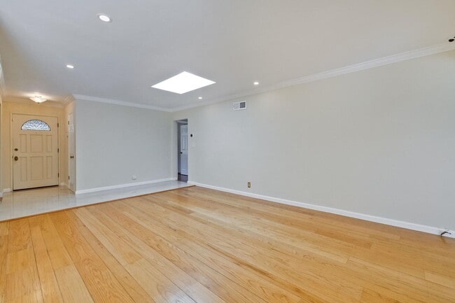 Building Photo - Beautiful 4 bedroom, 3 bath in desirable C...