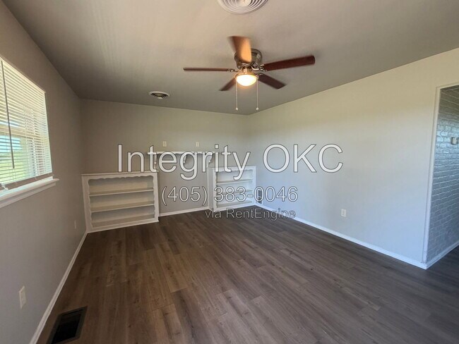 Building Photo - 5150 W Camp Dr