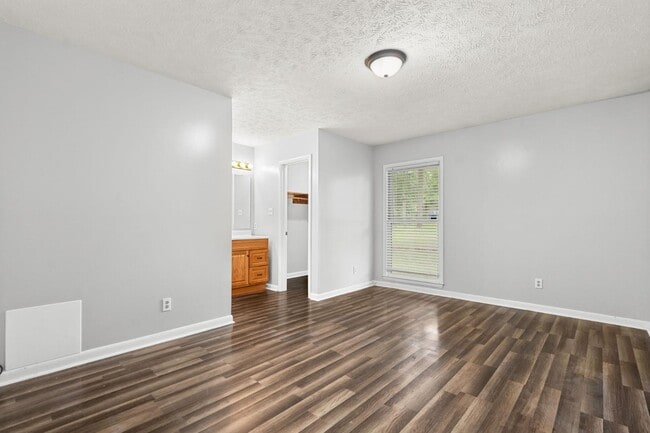 Building Photo - 920 Inglewood Ln