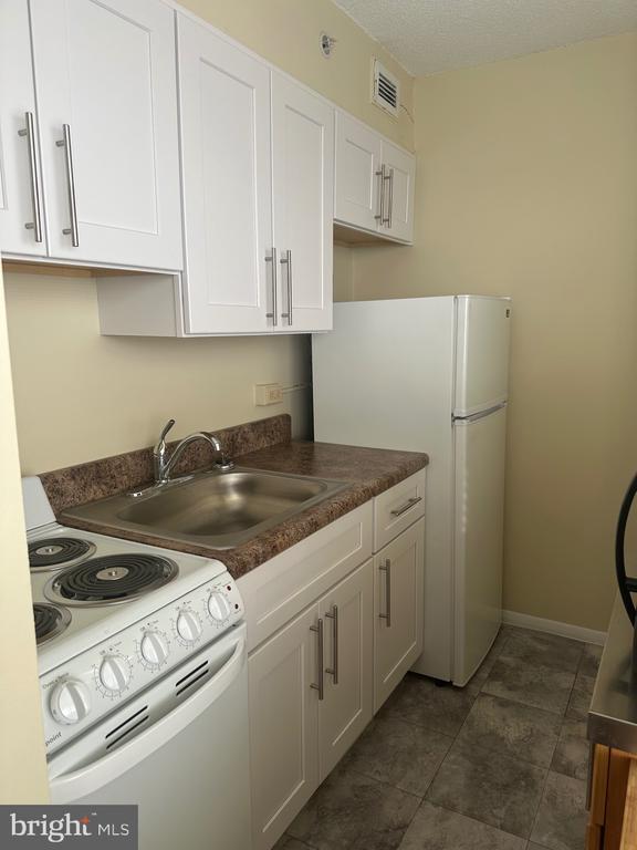 Building Photo - 3939 Roland Ave