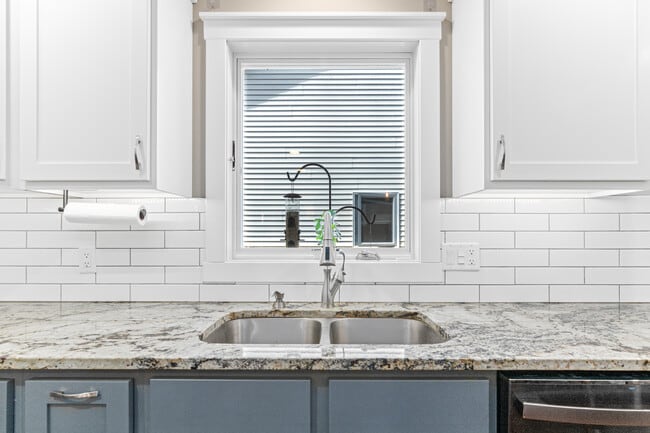 Building Photo - 898 Brentwood Cir