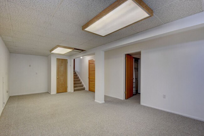 Building Photo - 4 bedroom, 3 bath home with 2 car garage