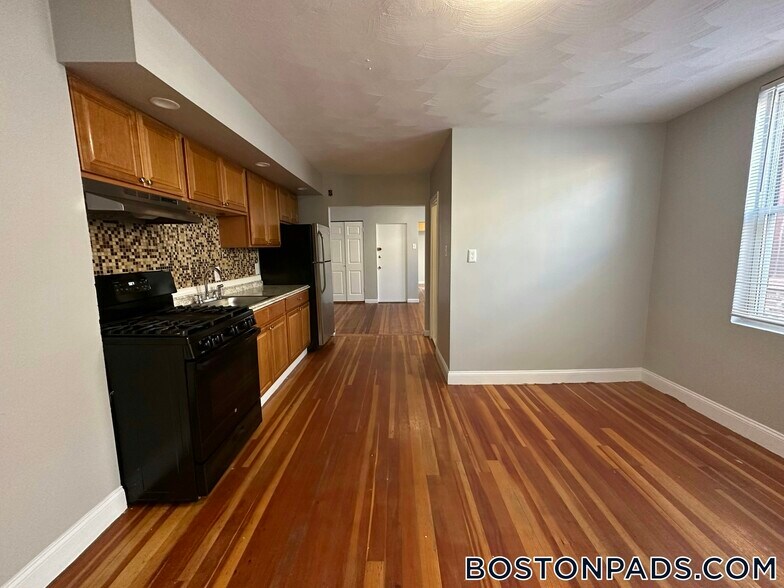 Building Photo - 153 Saratoga St