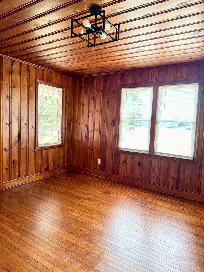 Building Photo - Move in ready! Fully Renovated with attent...