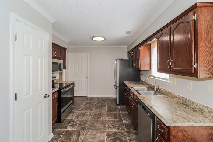 Building Photo - 2125 Oak Springs Dr