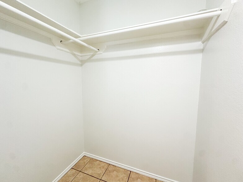 Building Photo - 709 Sonesta Dr