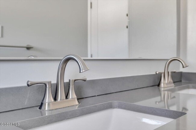 Building Photo - 257 W Circular St