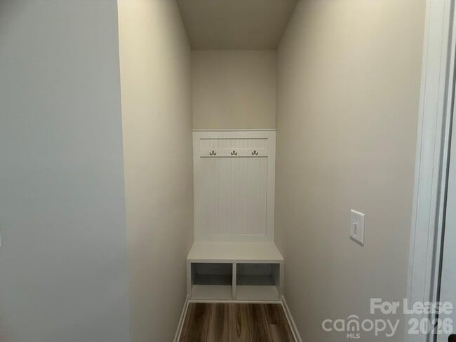 Building Photo - 1111 Bartholdi Dr