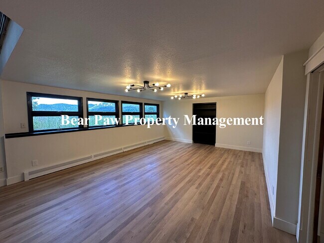 Building Photo - Spacious 4-Bed, 4.5-Bath Retreat in with B...