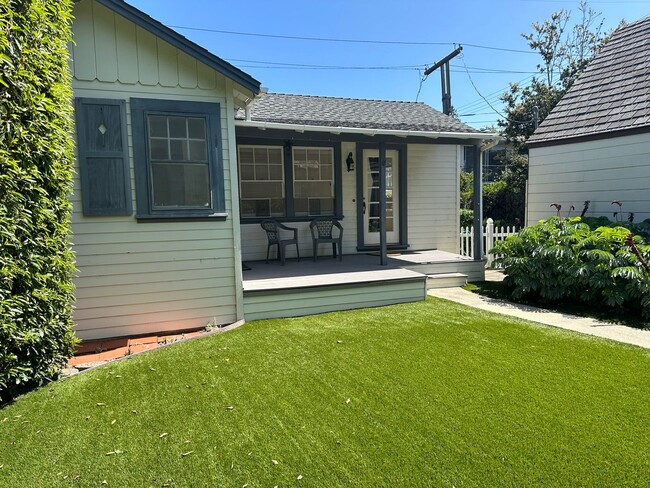 Building Photo - Charming Burlingame Cottage with Private Yard