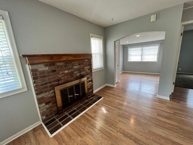Building Photo - 2 Bed / 1 Bath House Near NKC!