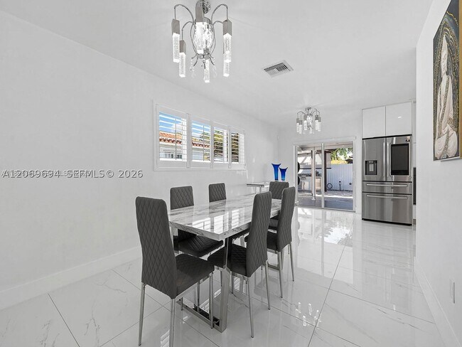 Building Photo - 6951 Miami Lakeway S
