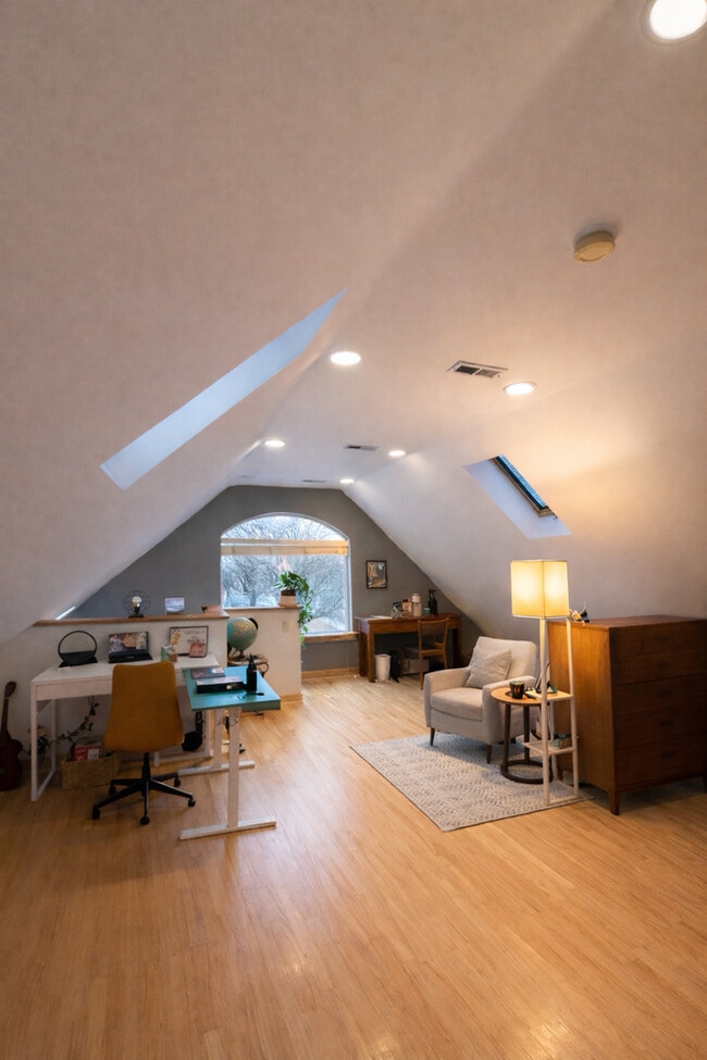 Building Photo - 1901 W Fletcher St