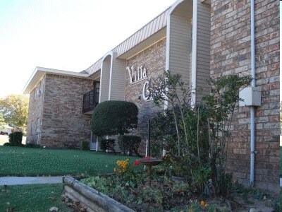 Primary Photo - Villa Chateau Apartments