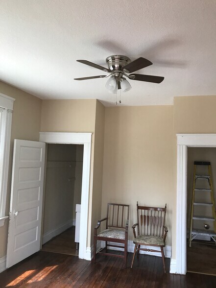 Building Photo - 114 W Taber St