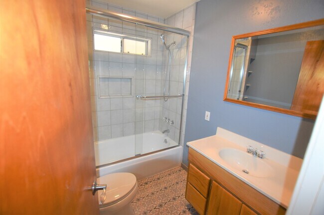 Building Photo - Beautiful 1,396 square foot home situated ...