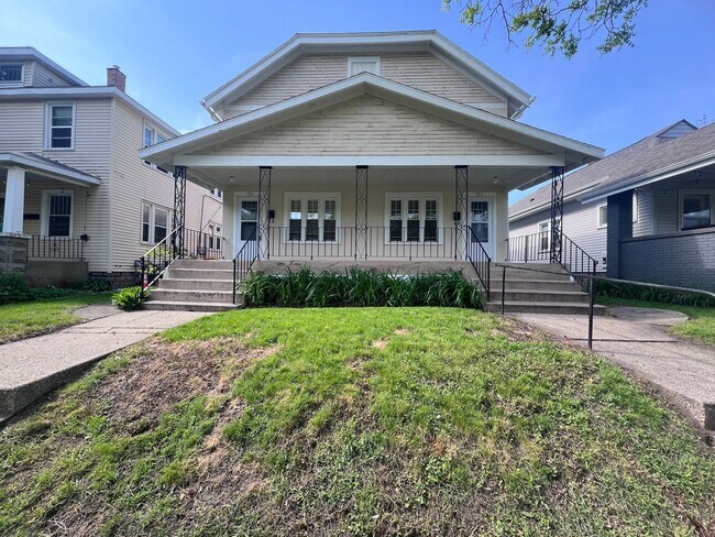 Building Photo - Spacious 2 bedroom Duplex with a bonus room!
