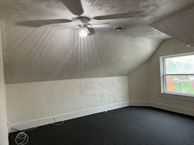 Building Photo - 337 W 6th St