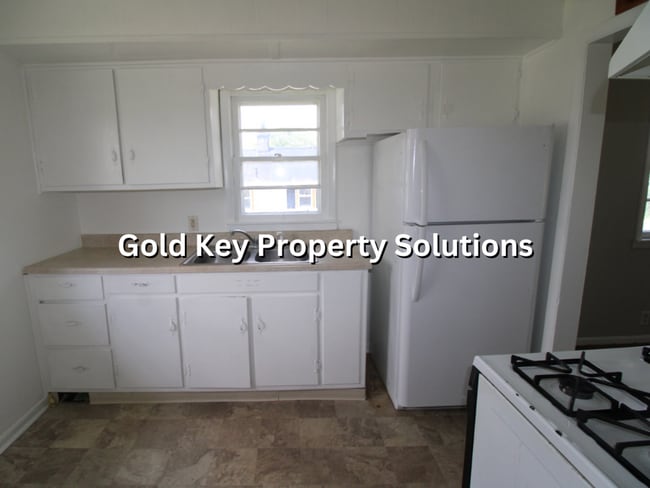 Building Photo - Cute 2 bed 1 bath Home For Rent W/ Detached Garage (SECTION 8 APPROVED)