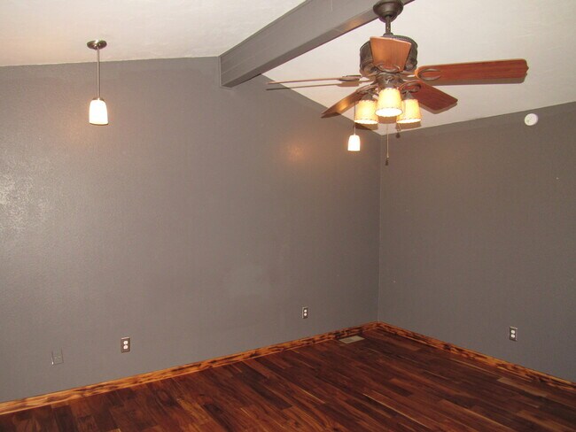 Building Photo - Yukon home for lease!!  3 bed/2 Bathroom w...