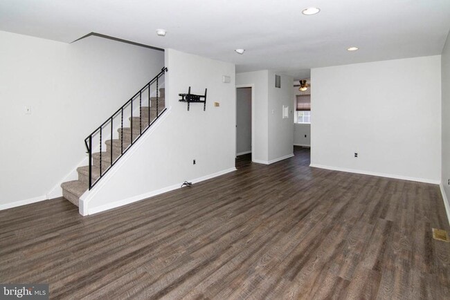 Building Photo - 1010 Hillsboro Ct