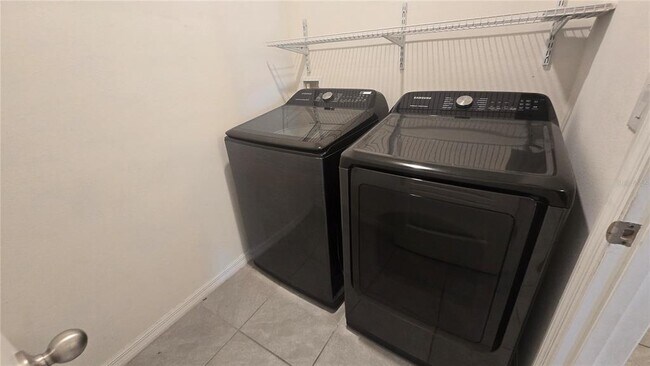 Building Photo - 3358 Summerdale Way