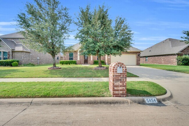Building Photo - 5454 Red Rose Trail