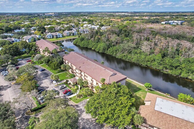 Building Photo - 2660 Carambola Cir N