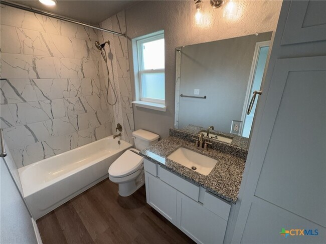 Building Photo - 907 Holliday Dr