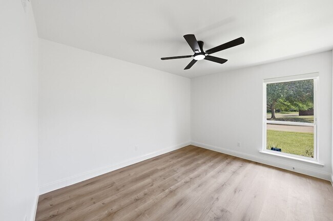Building Photo - 7765 El Pensador Dr