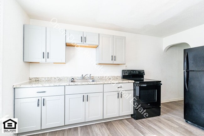 Building Photo - 603 N Van Buren St