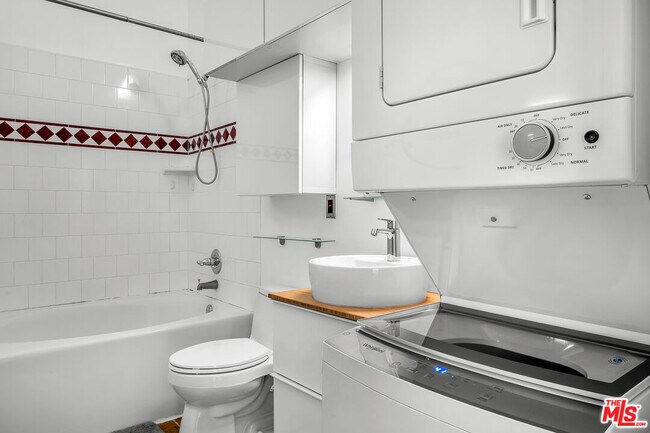 Building Photo - 312 W 5th St