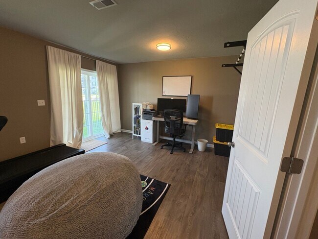 Building Photo - Beautiful townhome for rent in Hudson Ridge