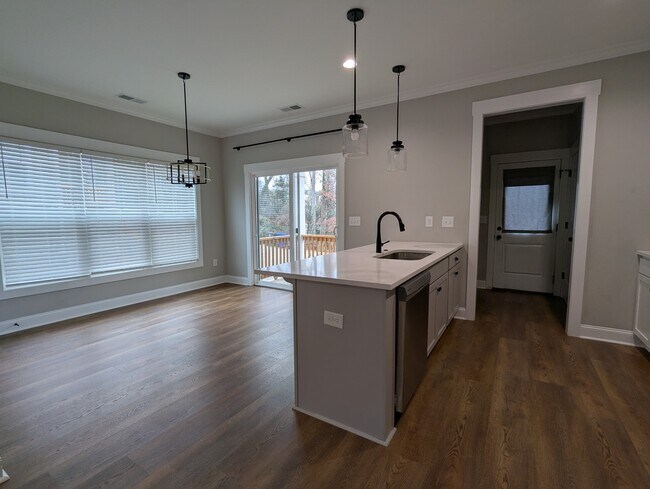 Building Photo - 568 Lowndes Hill Rd