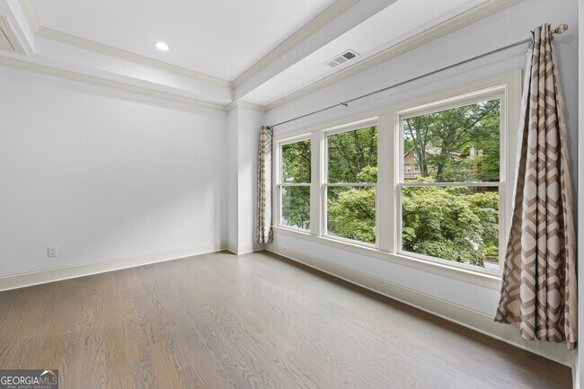 Building Photo - 1742 Helen Dr NE