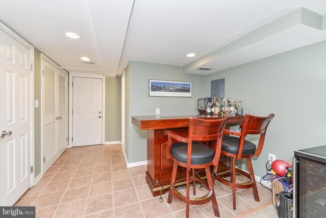 Building Photo - 629 S Henry St