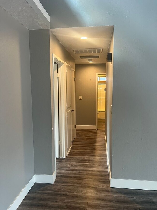 Building Photo - Three Bedroom, Two Bathroom Single Family ...