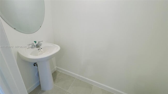 Building Photo - 2621 SE 27th Dr