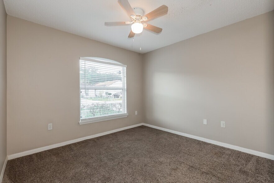 Building Photo - 5919 Lake Front Dr