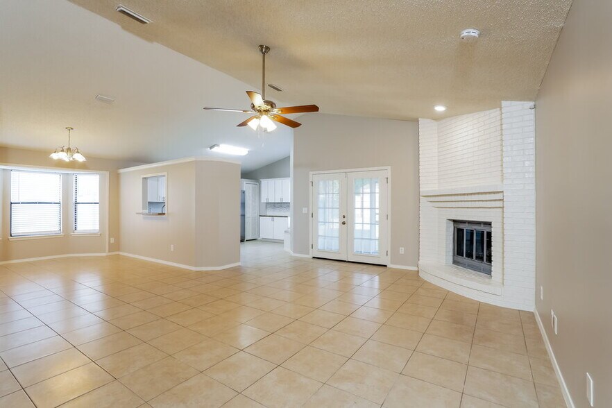 Building Photo - 1266 Bee St N