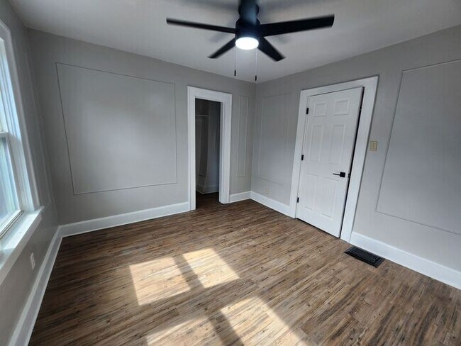Building Photo - 4 Bedroom/2 Bath w/Attached Garage Recentl...