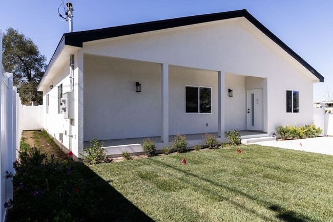 Building Photo - 25102 Everett Dr