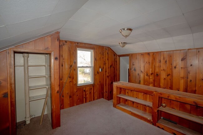 Building Photo - Update charming 3 bedroom bungalow