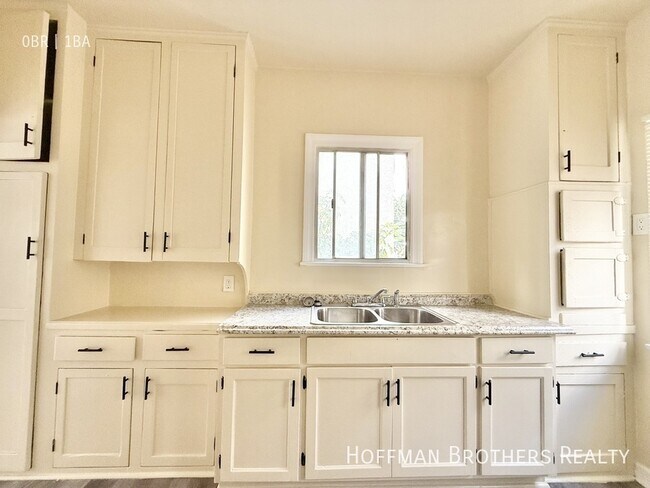 Building Photo - 2927 West Blvd