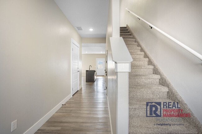 Building Photo - 3 Bedroom 2.5 Bathroom Town Home - 1 Car Garage - dog negotiable