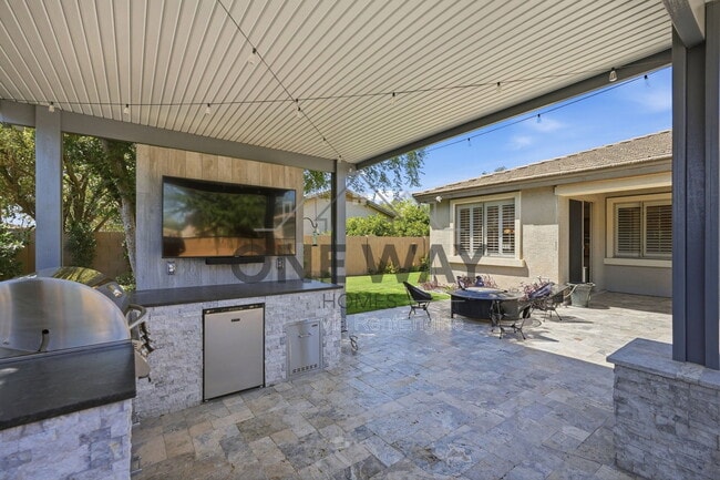 Building Photo - 587 E Benrich Dr