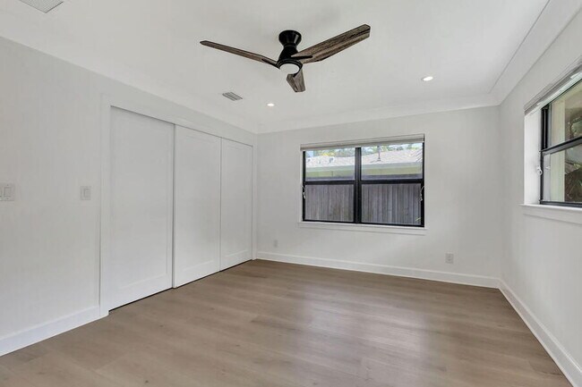 Building Photo - 400 Venice Dr