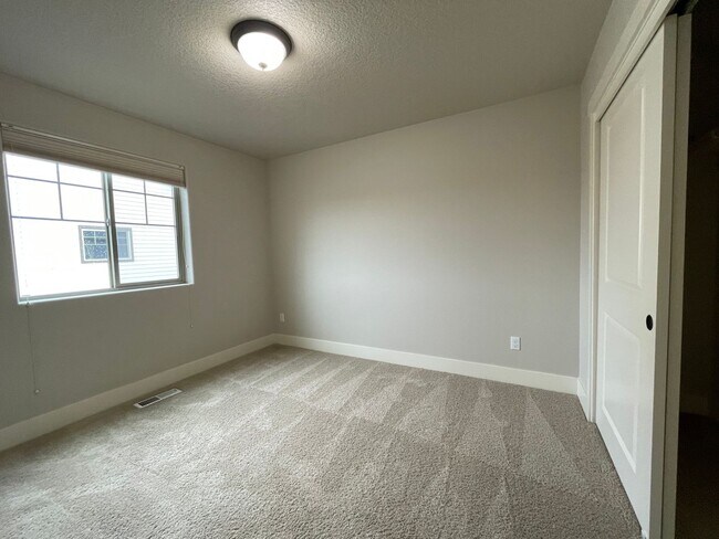 Building Photo - Lovely North Plains 4Bd 2.5Ba Home with Ja...