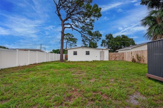 Building Photo - 7508 N Thatcher Ave