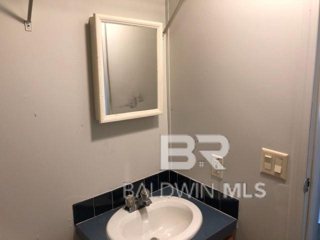 Building Photo - 210 Swallow Cir